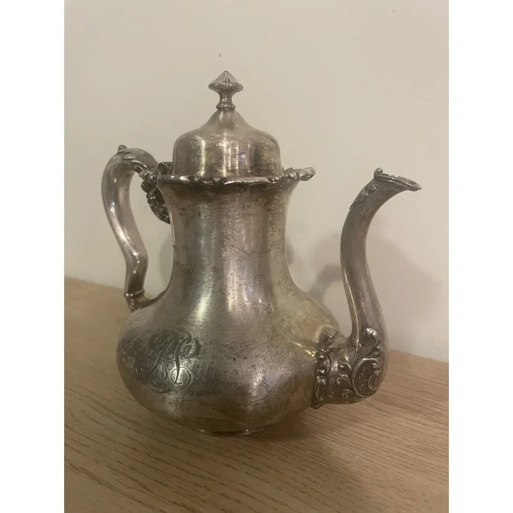 VTG 6” Meriden B. Company Silverplate Victorian Fleur de Lis Teapot #912 READ